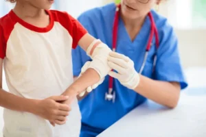 A child with an injured elbow from an accident. How do personal injury claims involving minors work?